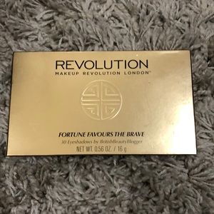 MAKEUP REVOLUTION EYESHADOW PALETTE